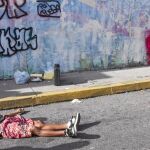 Caracas se ha convertido en una de las capitales más inseguras del mundo. En la imagen, un hombre yace muerto en la capital del país