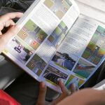 Una persona estudia la teoría para sacarse el carnet de conducir