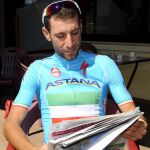 El italiano Vincenzo Nibali lee la prensa durante un día de descanso del Tour.