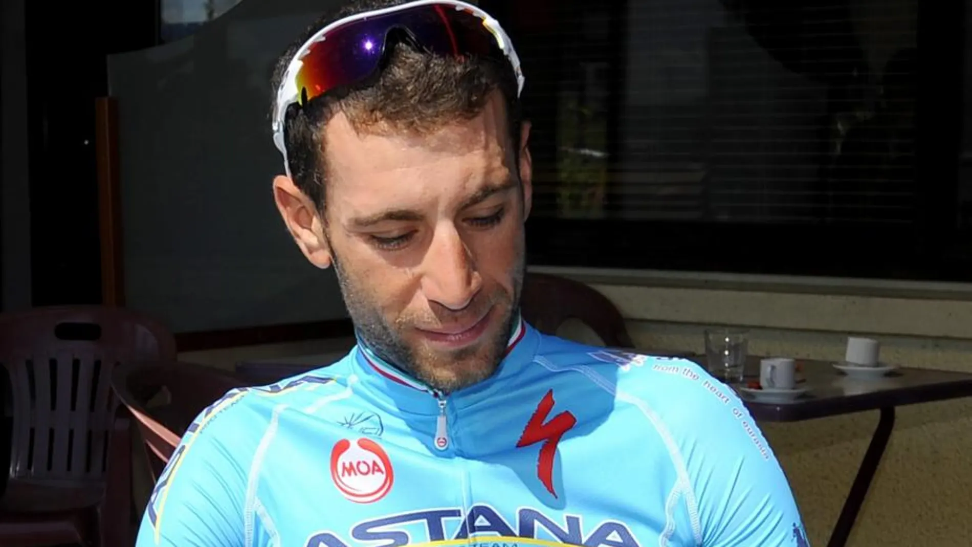 El italiano Vincenzo Nibali lee la prensa durante un día de descanso del Tour.