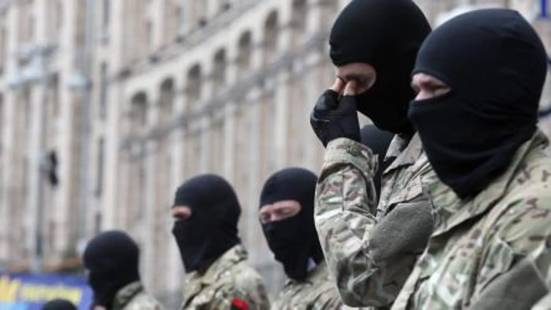 Miembros de las denominadas autodefensas celebran en el Maidán de Kiev un homenaje a los soldados caídos contra los rebeldes prorrusos.
