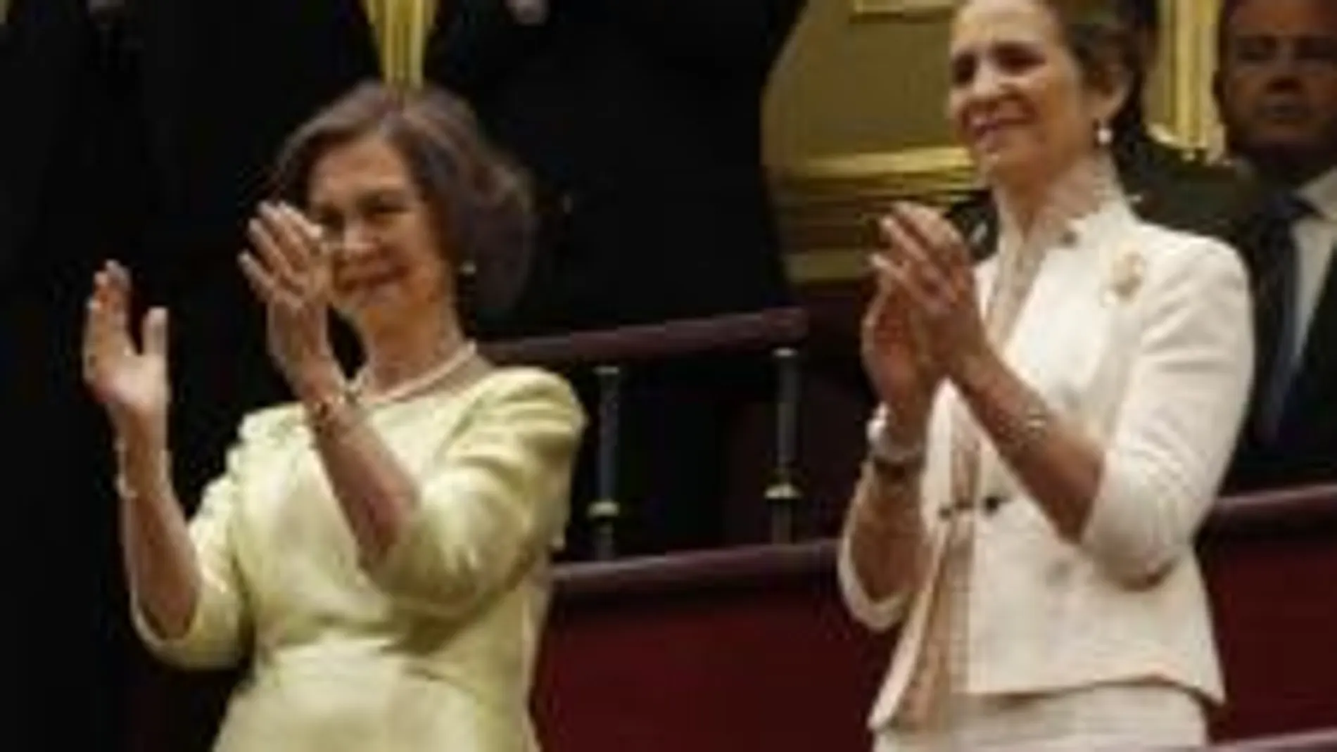 La Reina Doña Sofía y la Infanta Elena aplauden al Rey