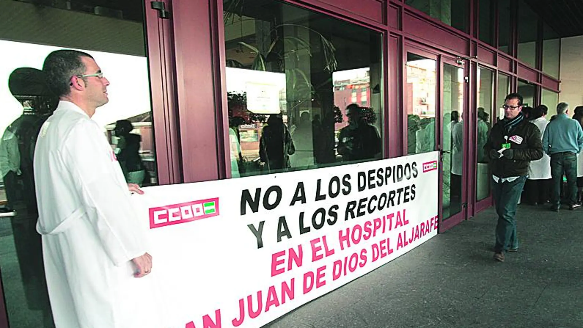 Los trabajadores del hospital del municipio sevillano de Bormujos se concentraron ayer a las puertas del centro