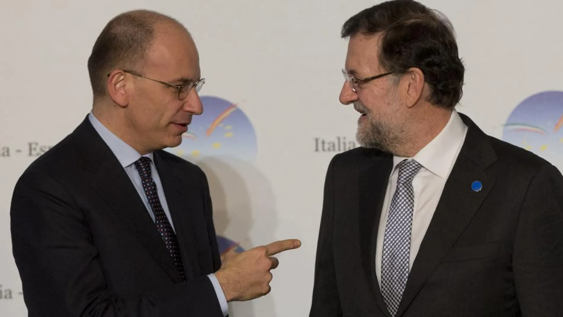 El primer ministro italiano Enrico Letta conversa con Mariano Rajoy en Villa Madama en Roma