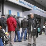 Ciudadanos griegos hacen cola a las puertas de una sucursal bancaria