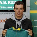 El ciclista murciano Luis León Sánchez durante la presentación hoy en Pamplona como nuevo integrante del equipo Caja Rural - Seguros RGA para la próxima temporada 2014.