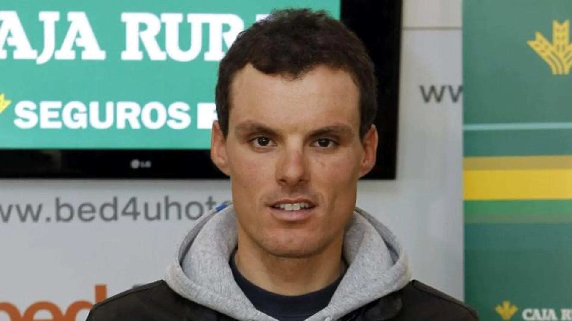El ciclista murciano Luis León Sánchez durante la presentación hoy en Pamplona como nuevo integrante del equipo Caja Rural - Seguros RGA para la próxima temporada 2014.