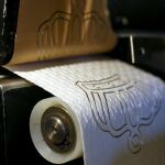 Imagen del rollo de papel con una corona de oro impresa