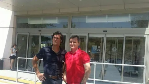 El torero con su apoderado Antonio Tejero en la entrada de la Clínica Cemtro antes de ser intervenido