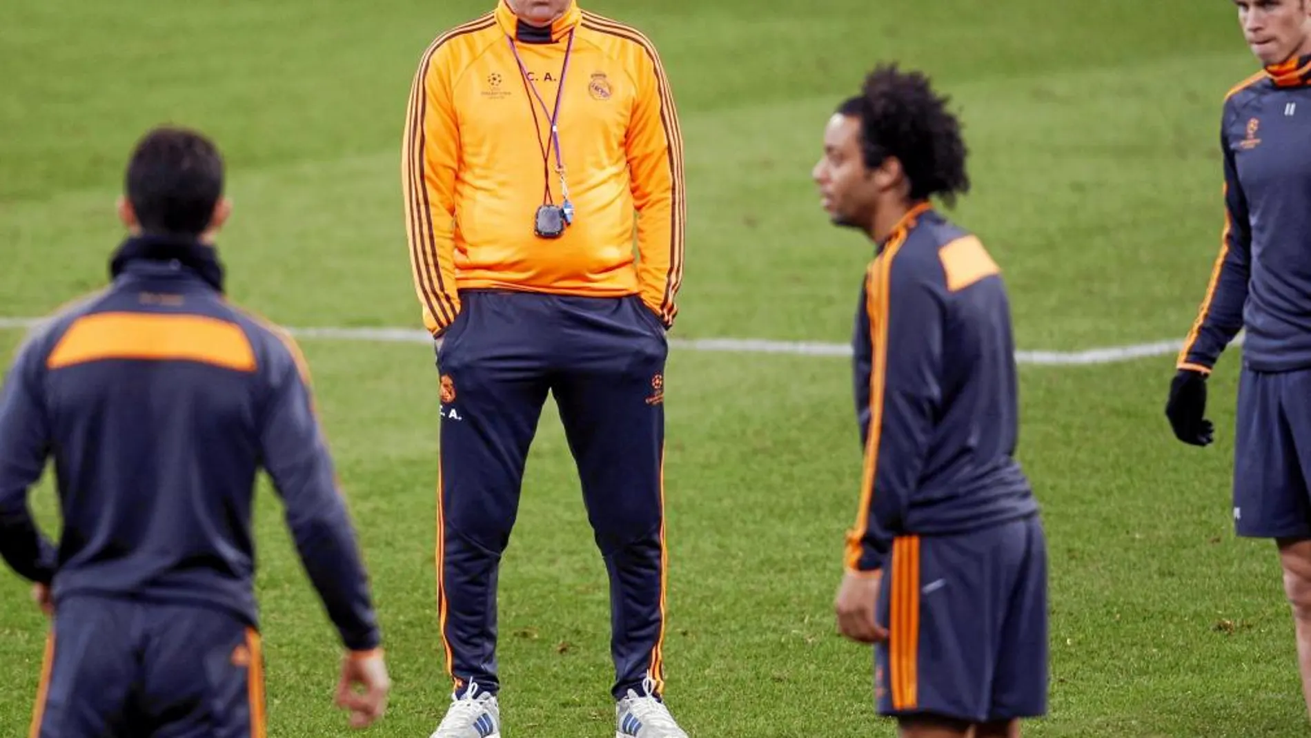 Ancelotti observa el entrenamiento de ayer del Madrid en el campo del Schalke 04