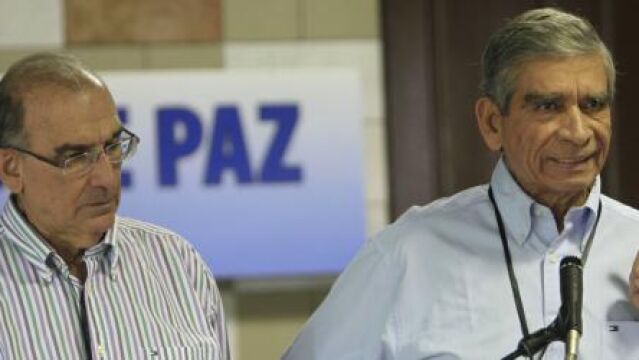 El jefe del equipo negociador del Gobierno colombiano, Humberto de la Calle, y el excomandante del Ejército Nacional de Colombia el general Jorge Enrique Mora Rangel