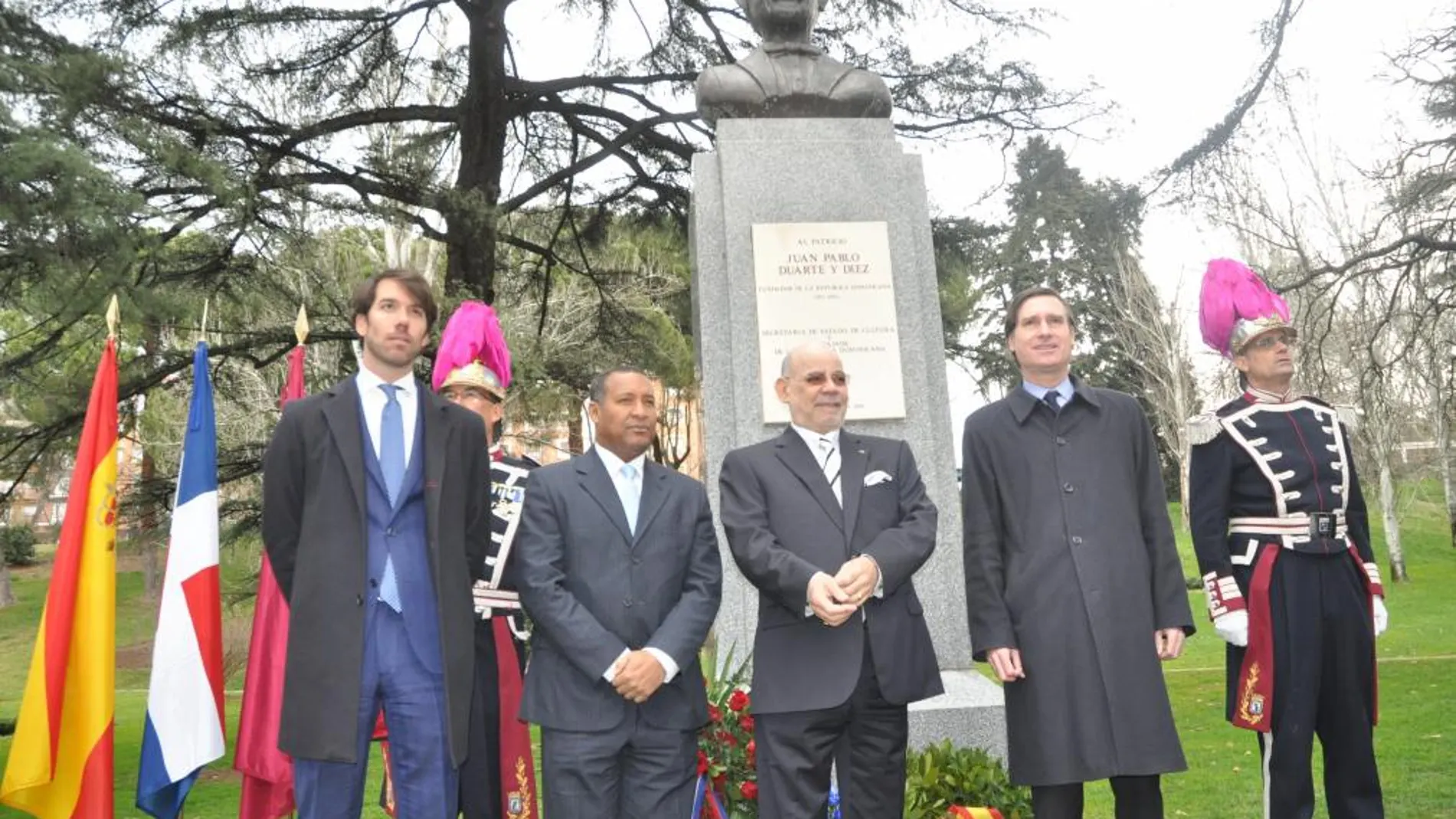 De izda a dcha: don Gonzalo Ortiz Lázaro; don Juan Cuevas; el embajador César Medina Abreu y don Álvaro Ballarín, delante del busto Juan Pablo Duarte y Diez.