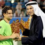 El español David Ferrer recibe el trofeo como subcampeón del torneo de Abu Davi.