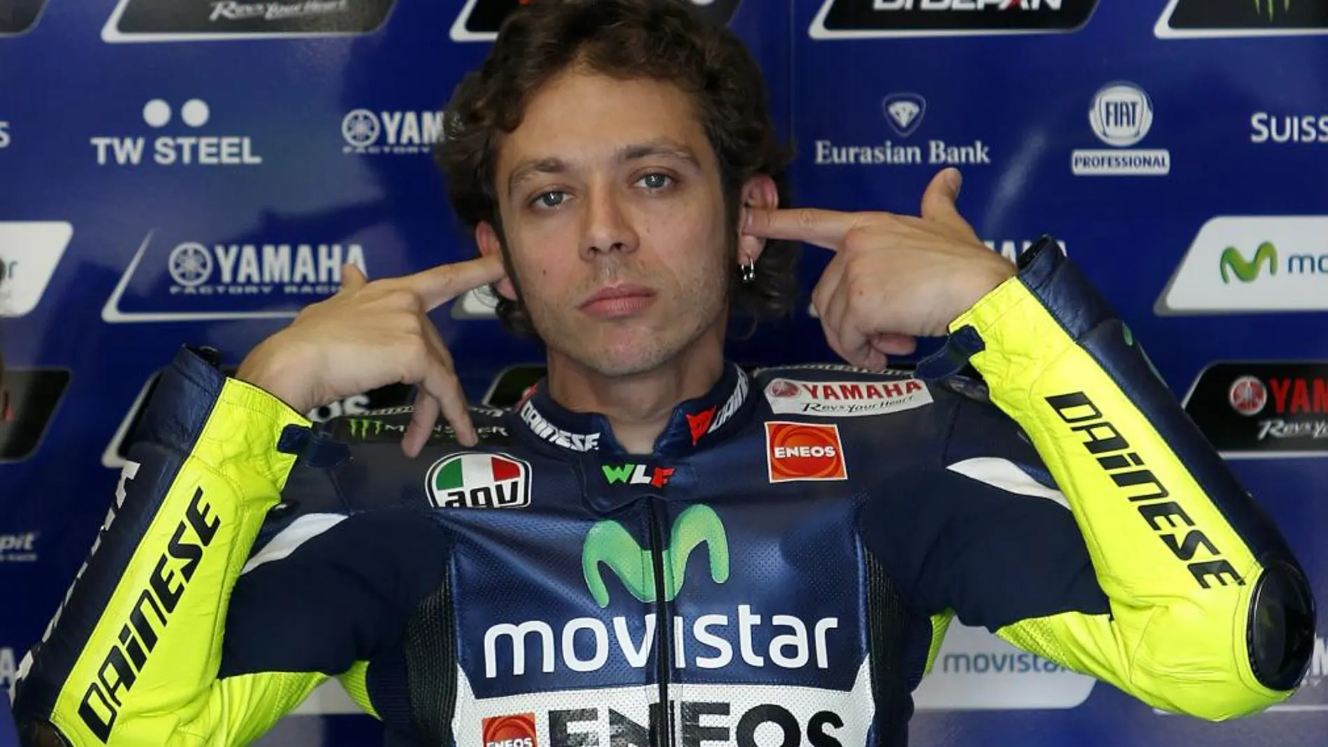 El piloto italiano de MotoGP Valentino Rossi (Yamaha) en boxes durante los primeros entrenamientos libres del Gran Premio de España de Motociclismo.