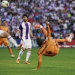 El defensa del Real Madrid, Sergio Ramos (d), remata ante el defensa del Valladolid, Carlos González Peña