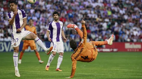 El defensa del Real Madrid, Sergio Ramos (d), remata ante el defensa del Valladolid, Carlos González Peña