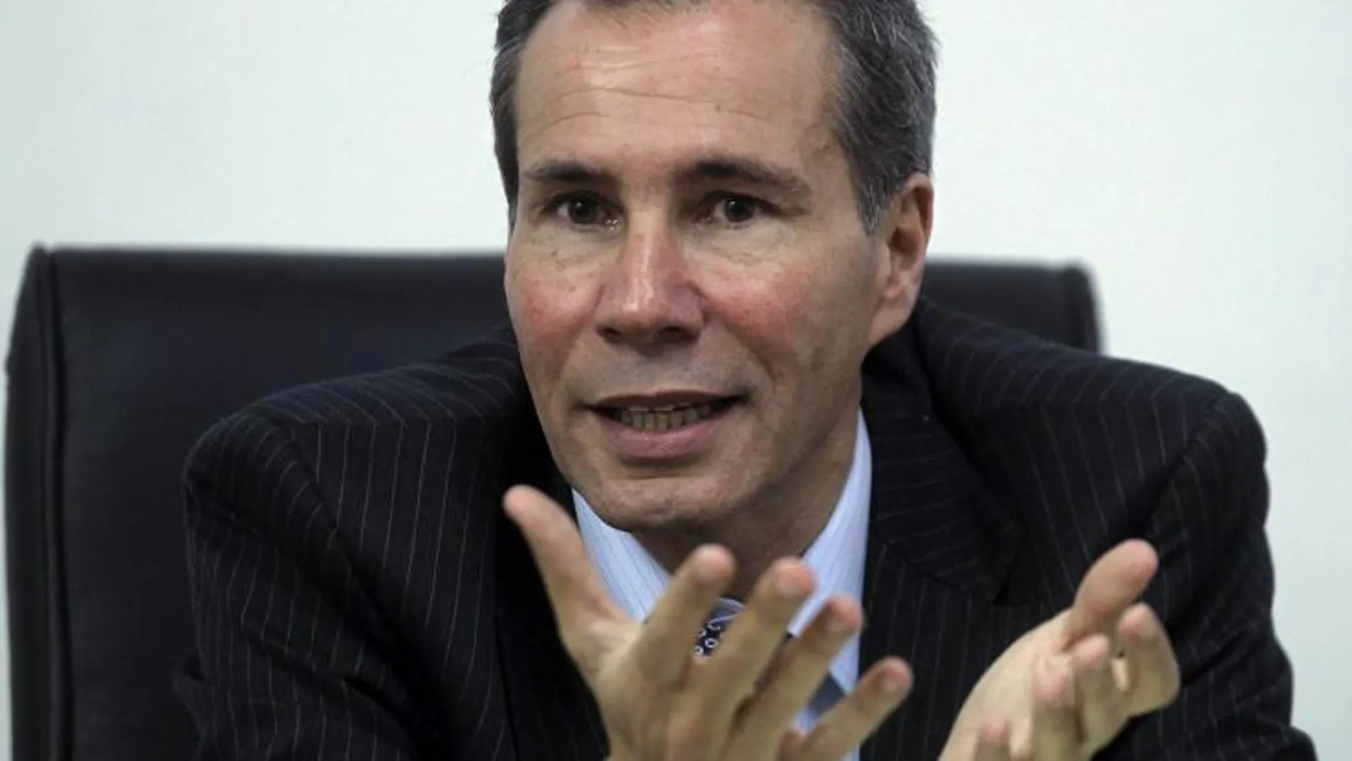 Nisman, el fiscal de la causa por el atentado con la mutual judía AMIA, fue encontrado muerto en su departamento del barrio porteño de Puerto Madero.