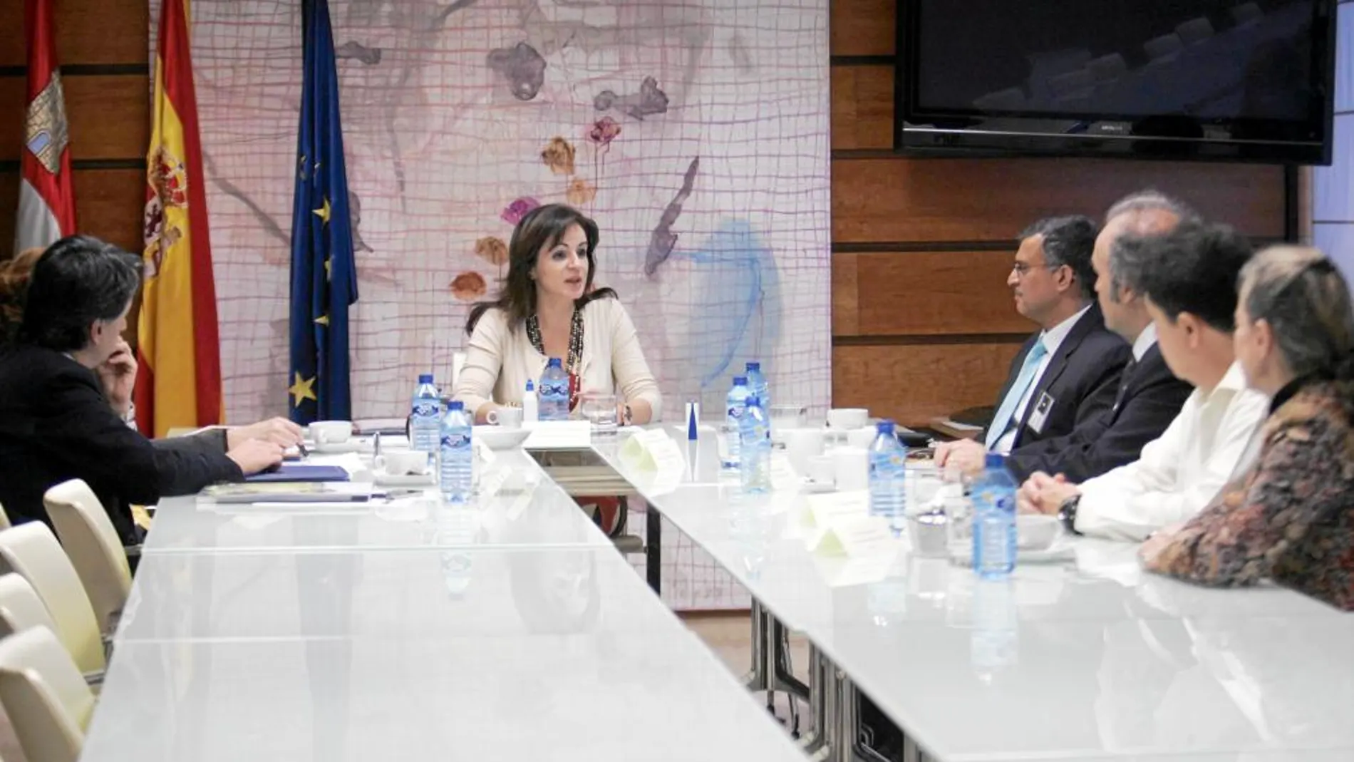La consejera de Agricultura y Ganadería, Sivia Clemente, durante la reunión con los responsables de Olam en España el pasado viernes