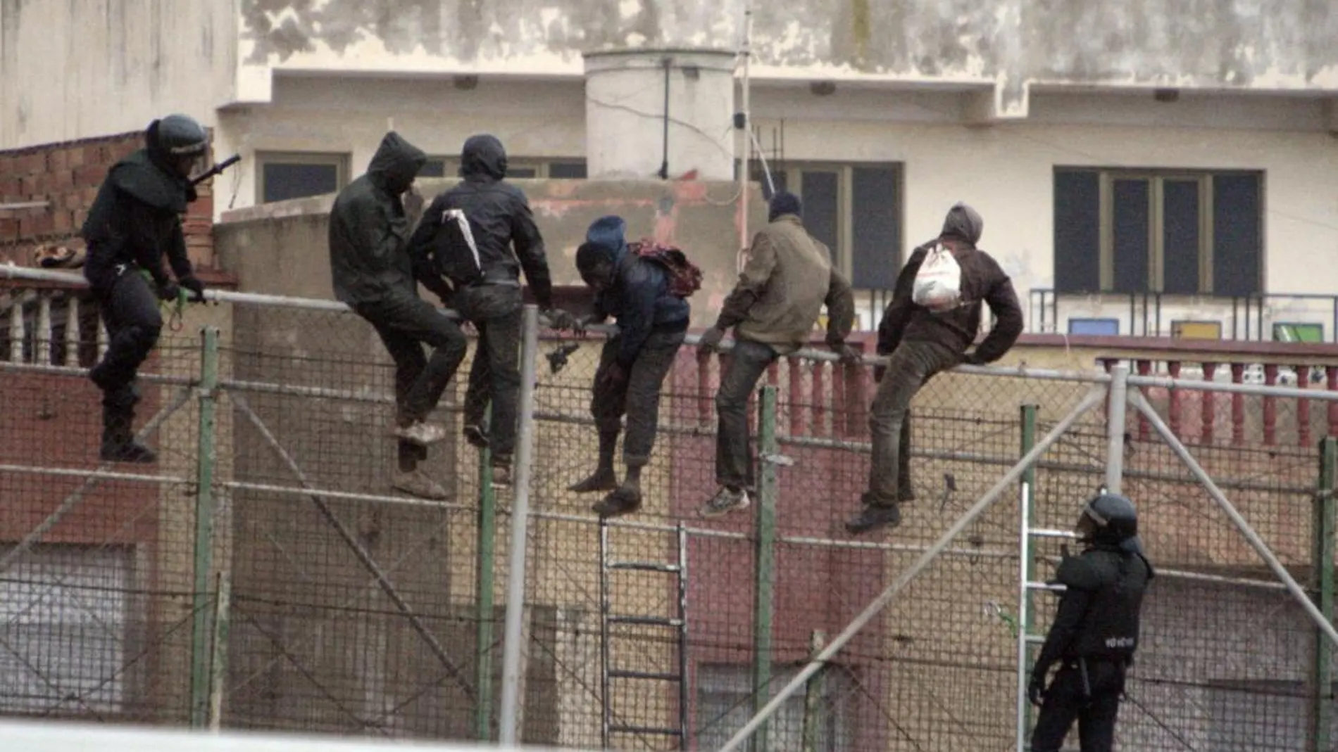 Una veintena de inmigrantes han estado subidos en la valla de Melilla durante varias horas