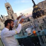 Narciso Bermejo lleva a cabo sus cócteles al aire libre, en la terraza del hotel Ada Palace