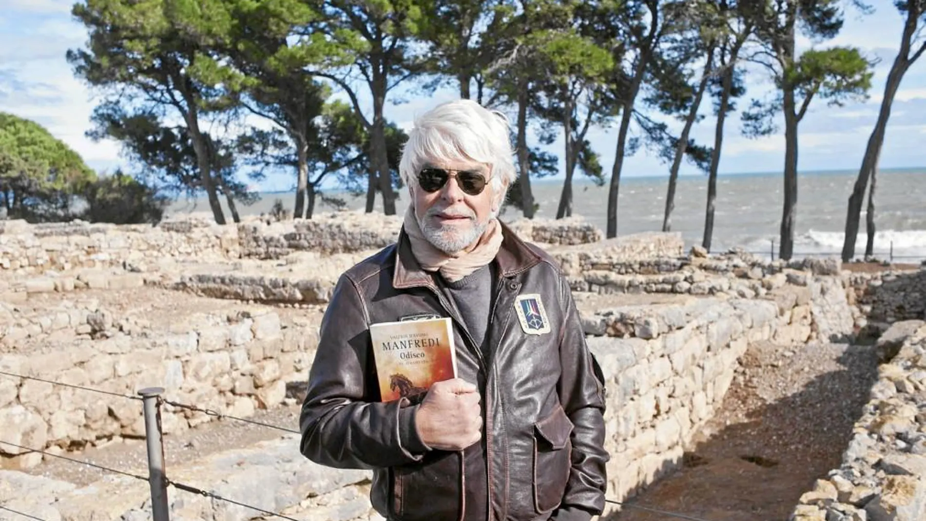Valerio Massimo Manfredi, ayer, en las ruinas de Empúries donde presentó su nueva novela «Odiseo»