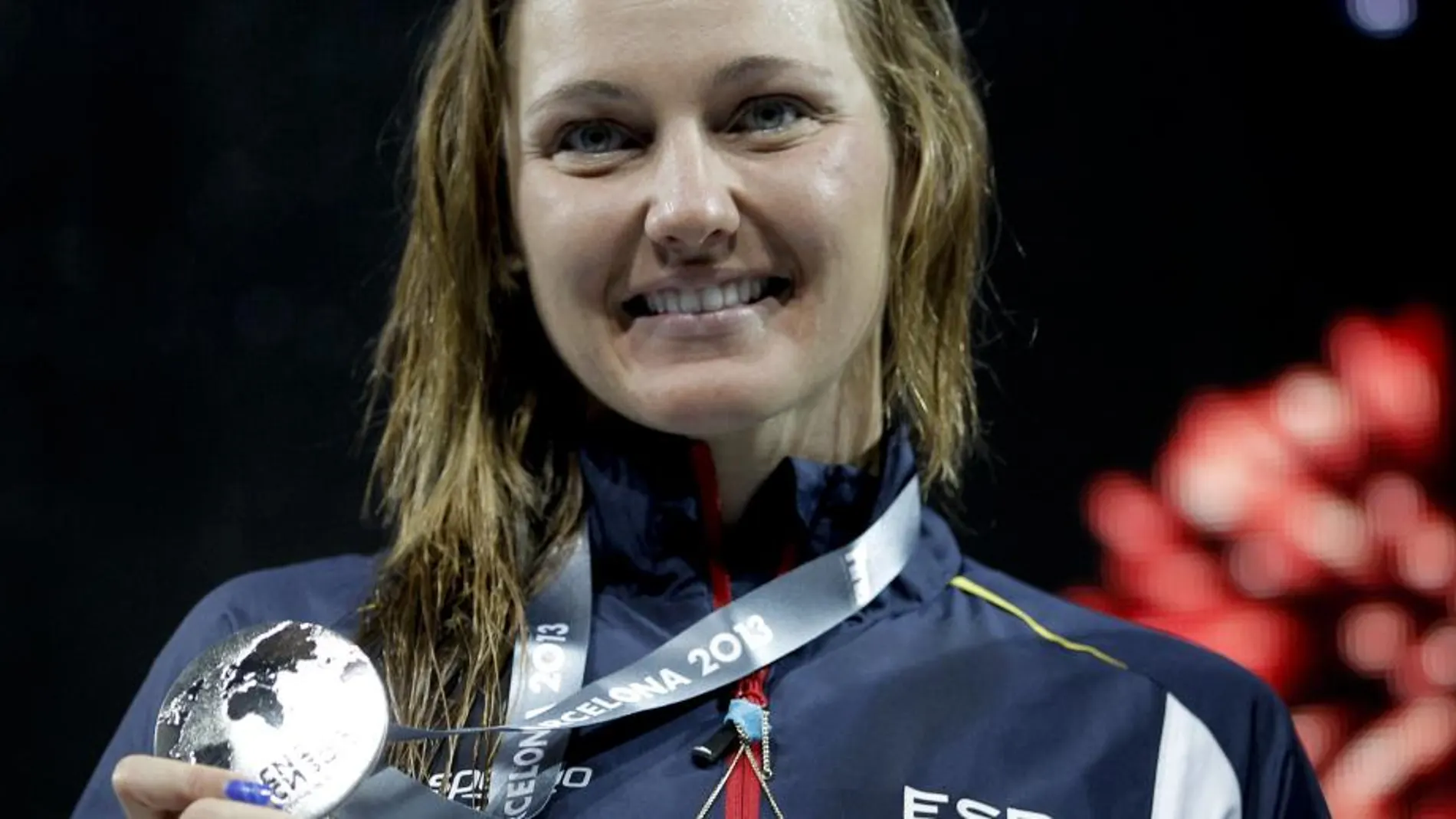 Melanie Costa, muestra la medalla de plata conseguida en la final de 400 metros libres femenino