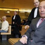 Pierre Le Guennec y su mujer Danielle esperan el veredicto en presencia de Claude Ruiz Picasso (dcha)