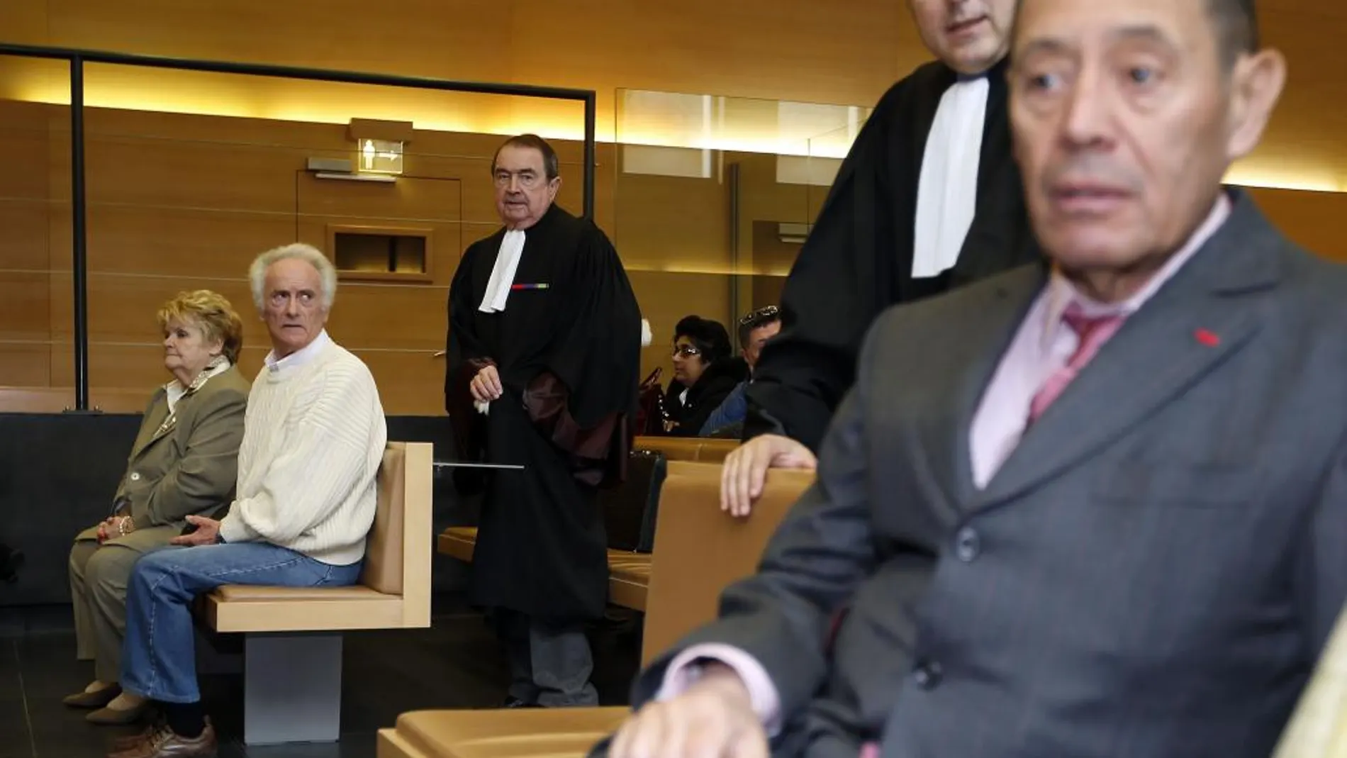 Pierre Le Guennec y su mujer Danielle esperan el veredicto en presencia de Claude Ruiz Picasso (dcha)