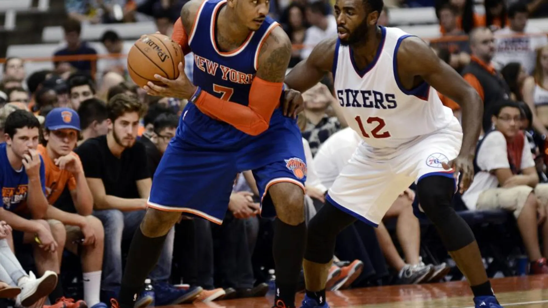 Carmelo Anthony, de los New York Knicks mueve el balón ante Luc Mbah, de los Philadelphia 76ers