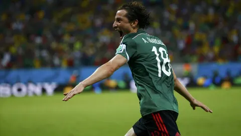 Andrés Guardado celebra su gol