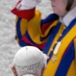 Benedicto XVI abandona el aula Pablo VI tras impartir la catequesis