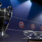 Escenario, con el trofeo, del sorteo que determinará la suerte de las semifinales europeas