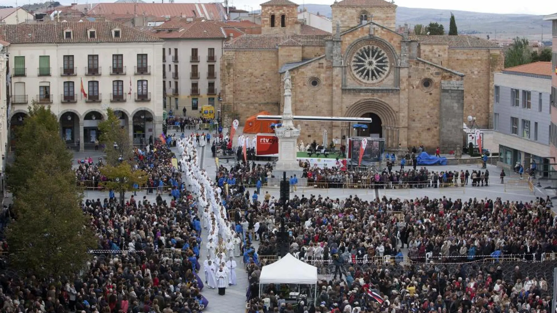 Más de 6.000 personas asisten en la Plaza de Santa Teresa a la misa presidida por el presidente de la Conferencia Episcopal Española (CEE) y arzobispo de Valladolid, Ricardo Blázquez
