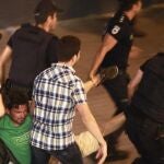 Policías turcos detienen a un manifestante hoy en el centro de Estambul
