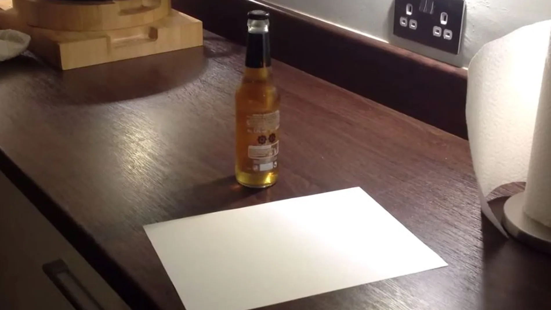 Cómo abrir un botellín de cerveza sólo con una hoja de papel