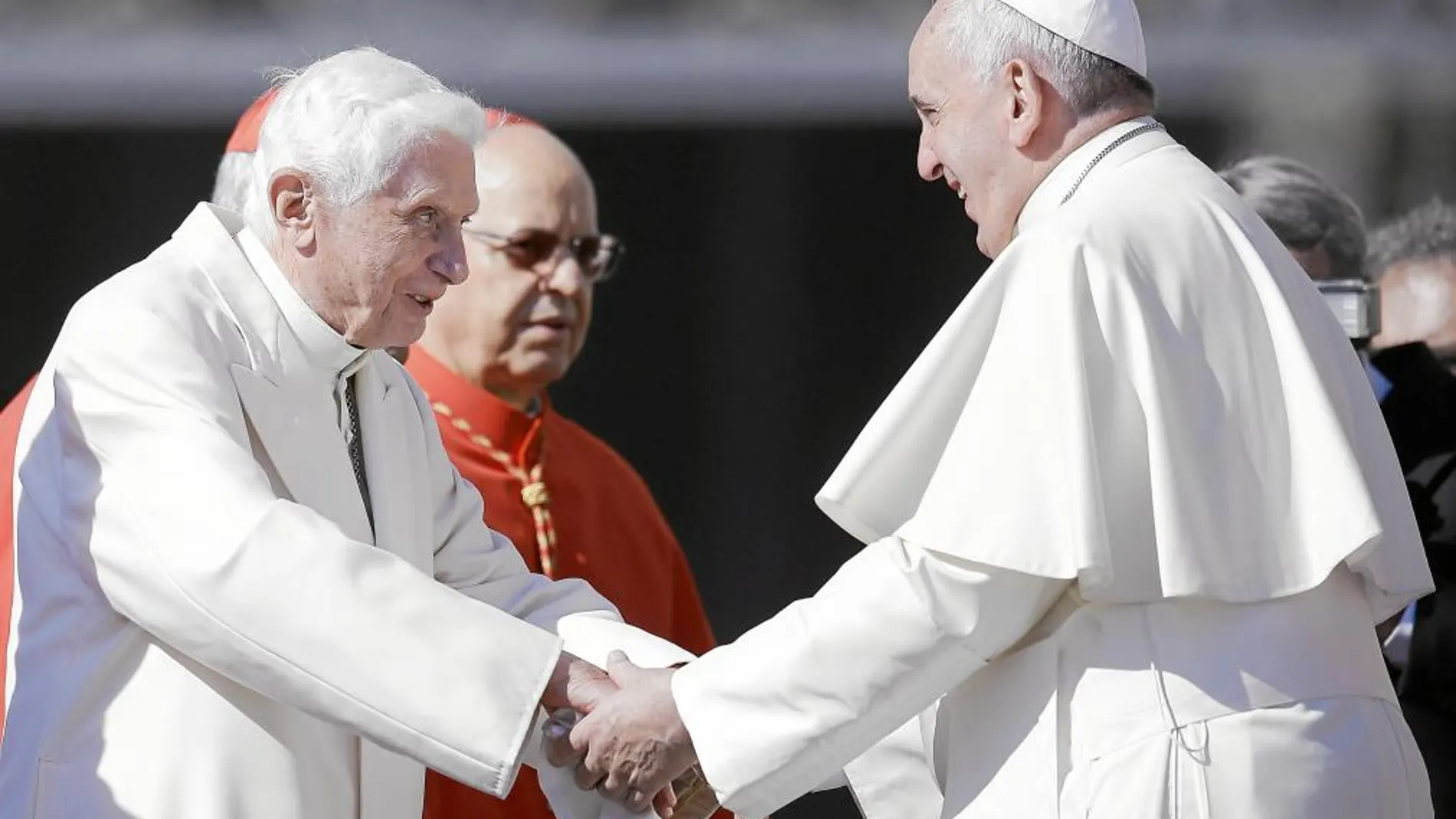 Francisco saluda al Papa emérito Benedicto XVI, en la plaza de San Pedro, en una imagen de archivo