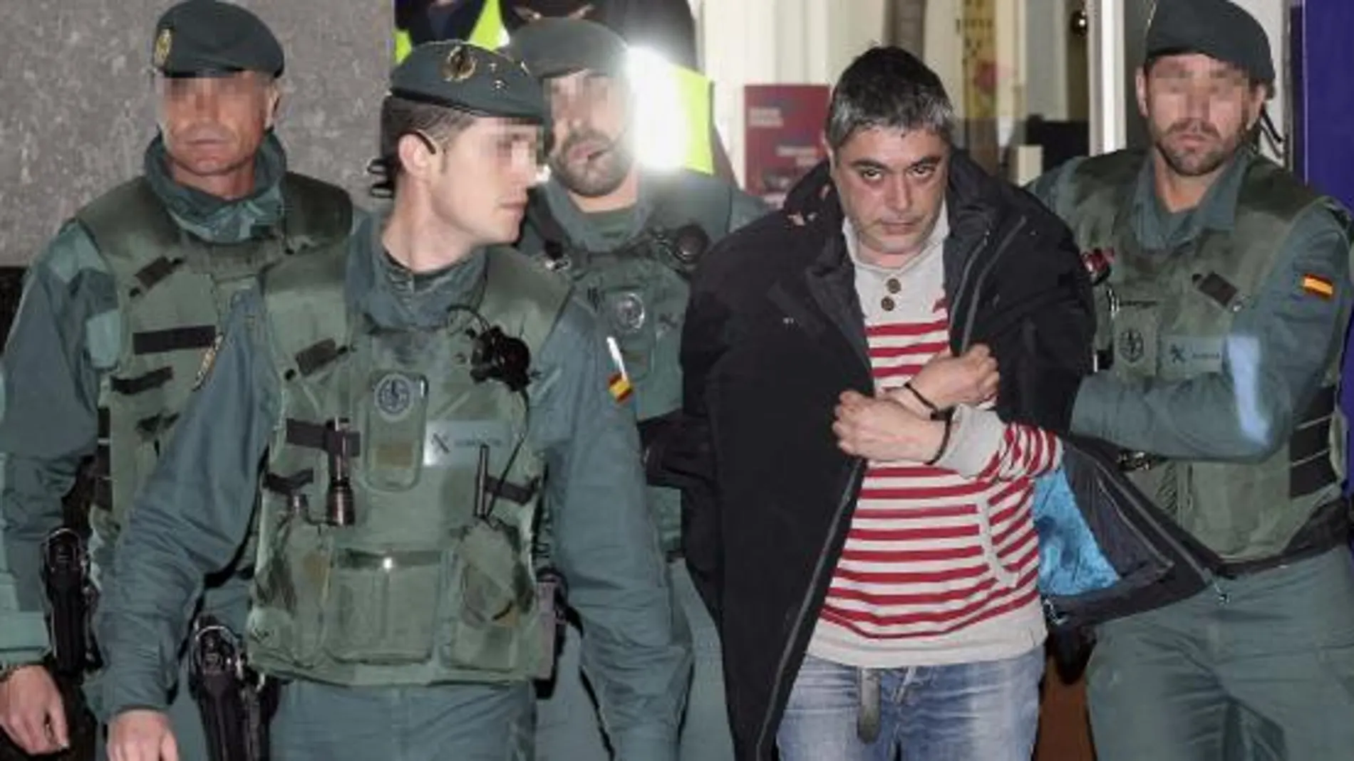 Agentes de la Guardia Civil salen con el detenido Javier Carballido (c) de la sede del sindicato abertzale LAB, en Bilbao.