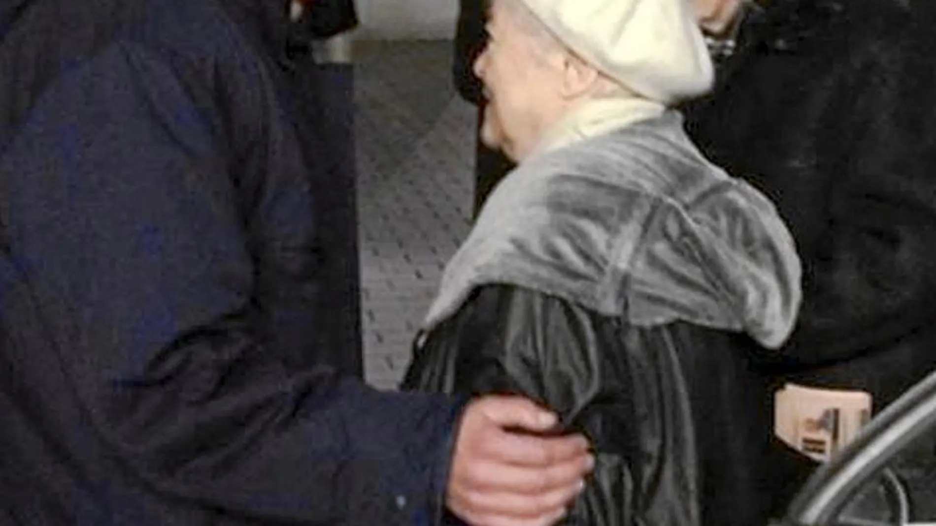 Jodorkovski abraza a su madre Marina ayer en Berlín