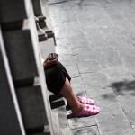Una mujer pide ayuda en una calle de Sevilla