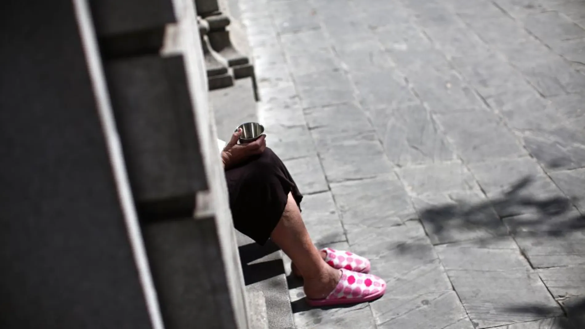 Una mujer pide ayuda en una calle de Sevilla