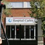 Un cámara de televisión toma imágenes en los alrededores del hospital Carlos III de Madrid, esta mañana