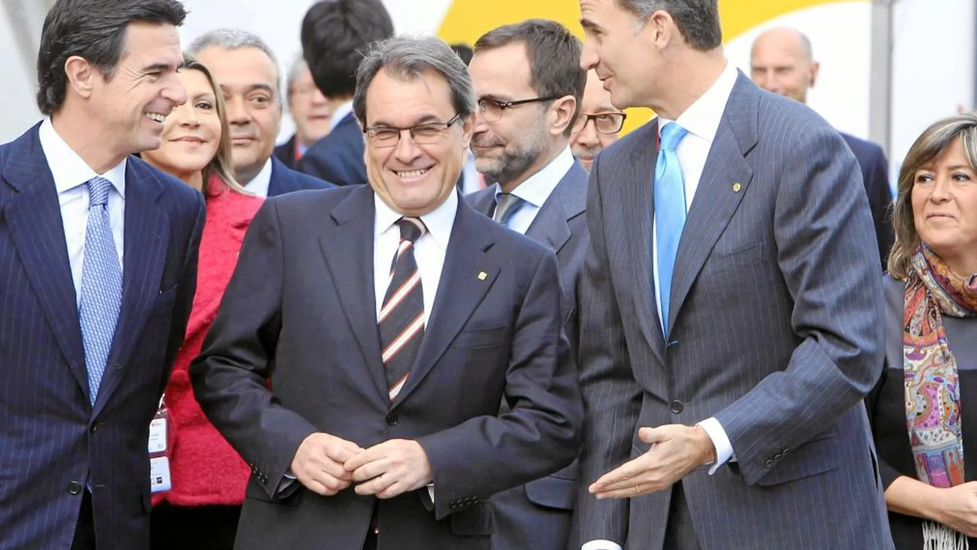 Mas, ayer, junto al Príncipe de Asturias y el ministro Soria en el Congreso de Móviles