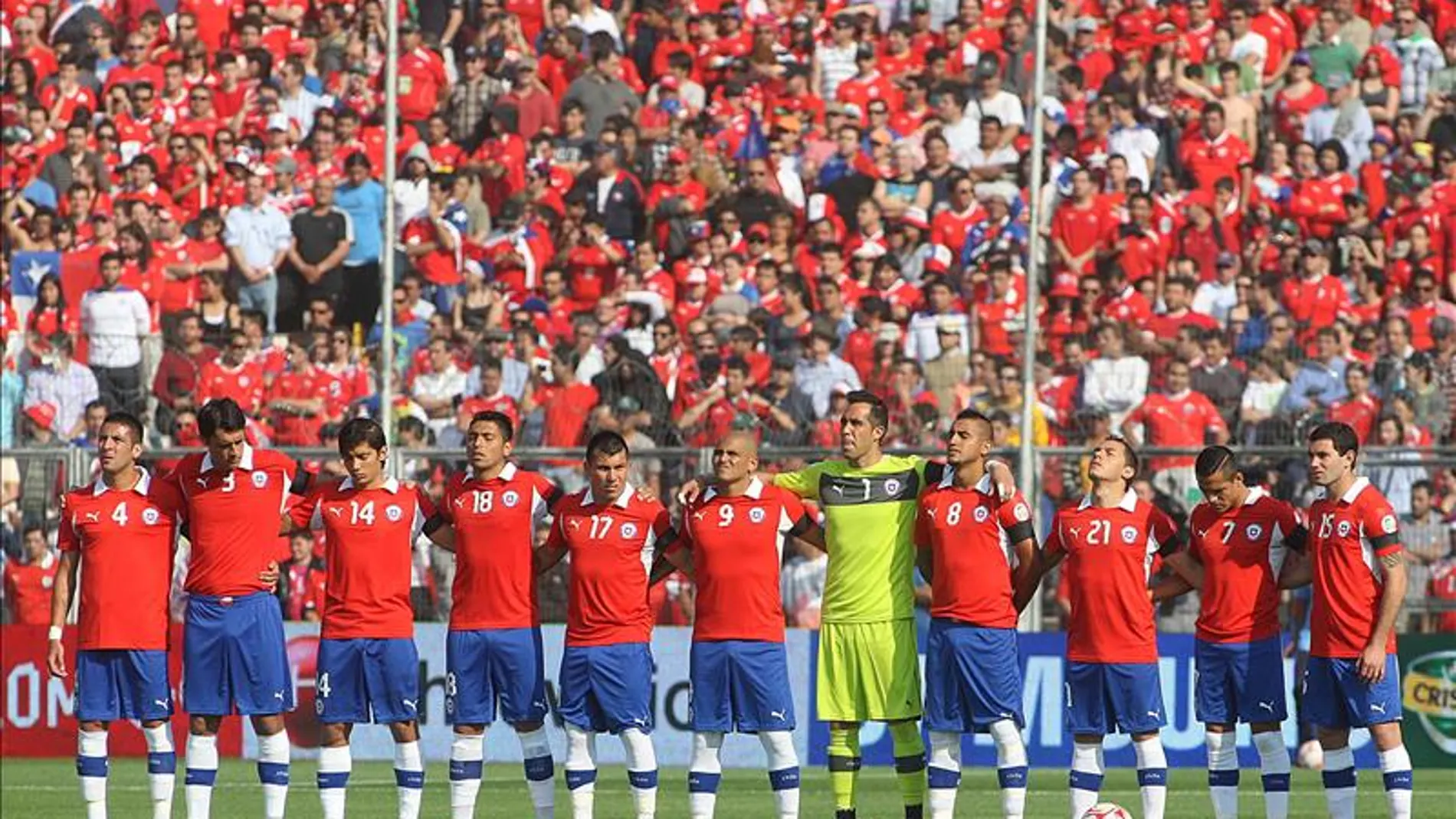 Fotografía de archivo del 11 de septiembre de 2012 de la selección de Chile previo al partido frente a Colombia por la octava fecha de las eliminatorias al Mundial de Brasil 2014, en Santiago (Chile)