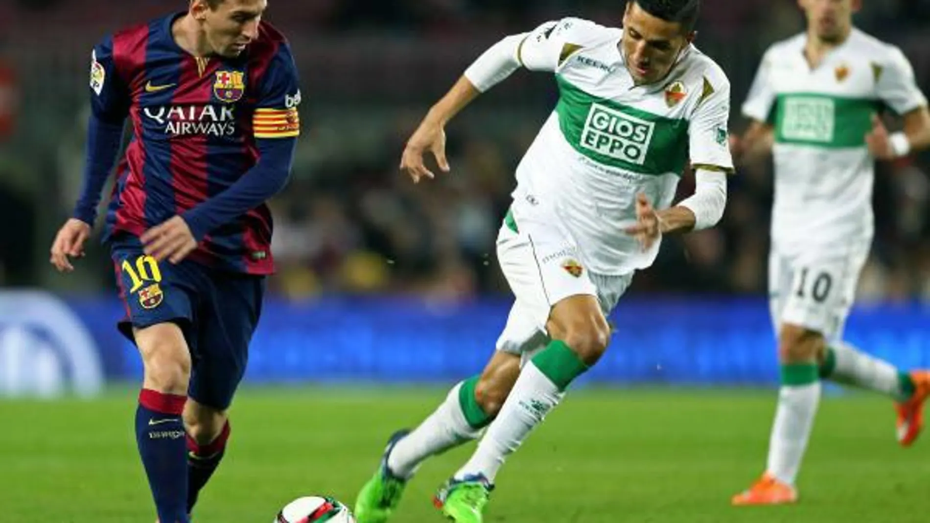 Messi disputa un balón con el centrocampista del Elche Fayçal Fajr