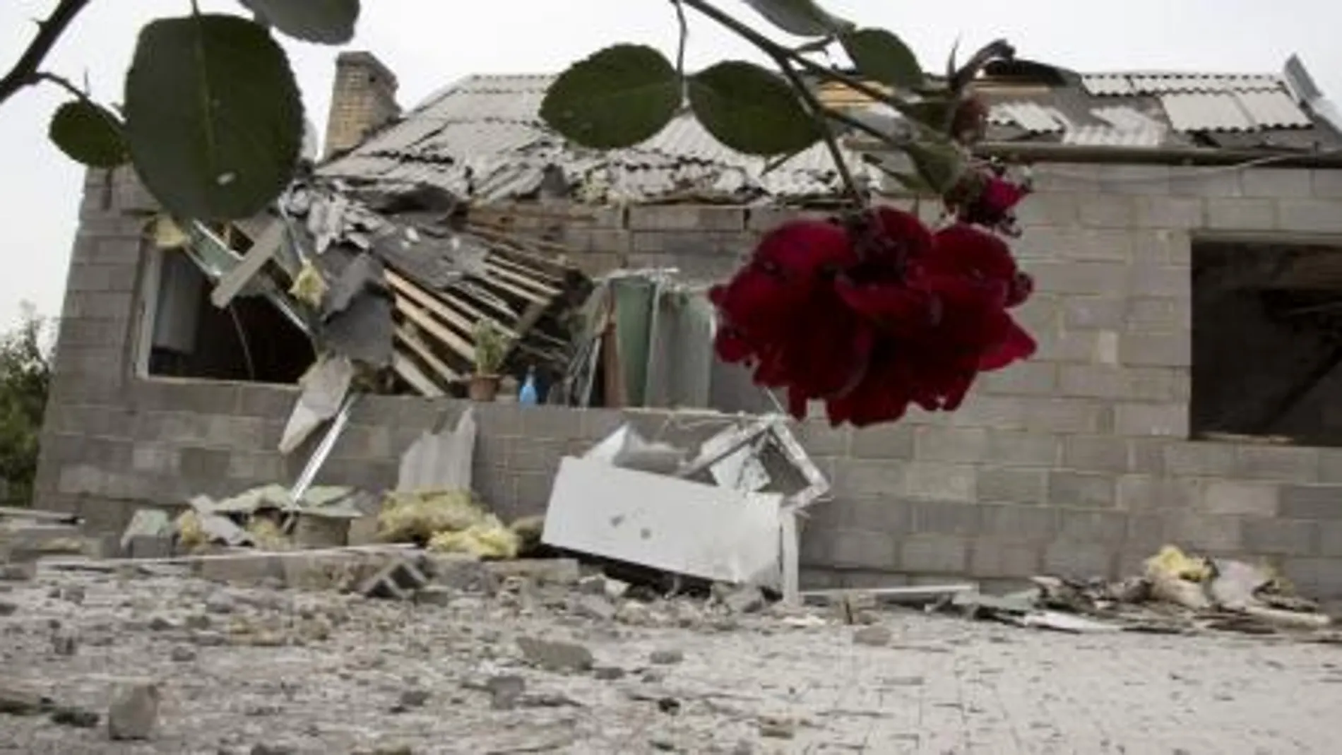 Estado en que quedó una casa tras los combates en la ciudad de Donetsk.