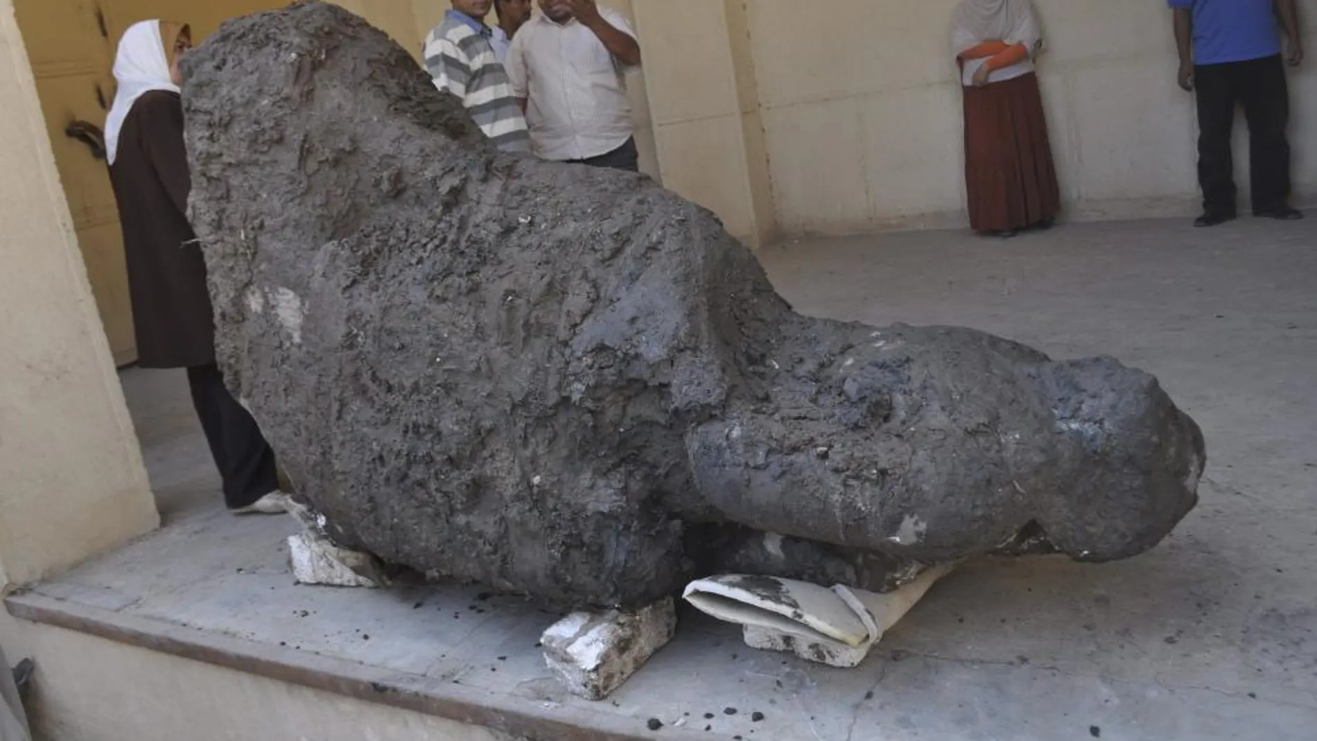 Fotografía facilitada por el Ministerio egipcio de Antigüedades de la estatua de 2,5 metros de altura, esculpidas en granito rosa, encontrada en la excavación clandestina
