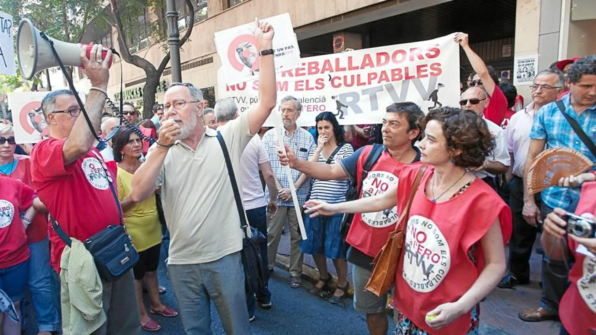 Trabajadores de RTVV, durante una protesta por el reciente cierre de la cadena autonómica en Valencia