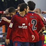 Los jugadores del Osasuna celebran el segundo gol de su equipo ante el Betis, marcado por el defensa Jordi Figueras