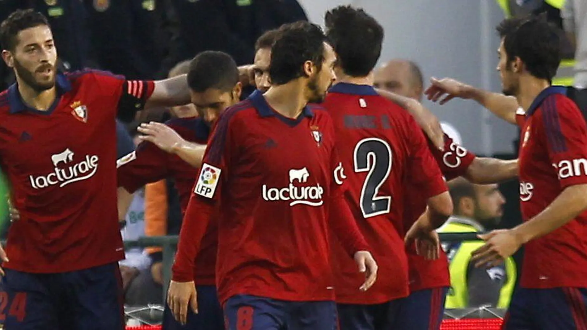 Los jugadores del Osasuna celebran el segundo gol de su equipo ante el Betis, marcado por el defensa Jordi Figueras