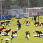 Los jugadores del Atlético de Madrid, durante el entrenamiento de esta mañana en Majadahonda para preparar el partido final de Liga